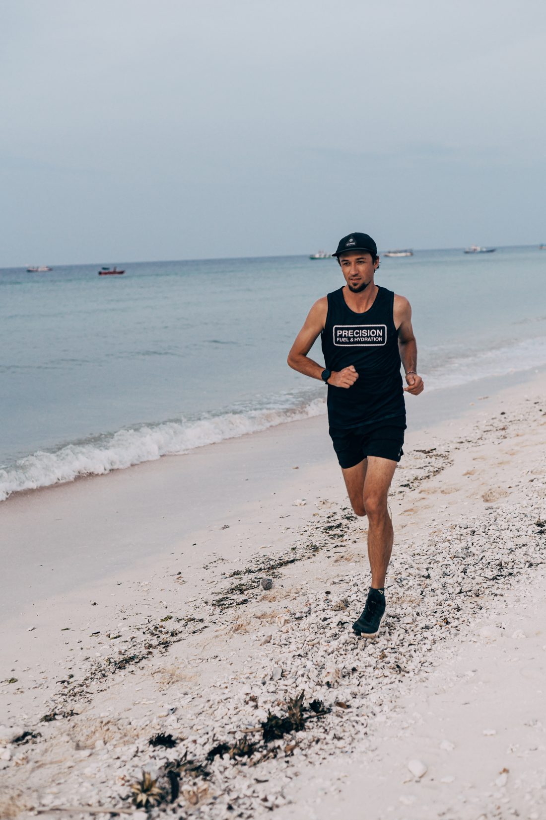 Jack Chamberlain läuft im Training an einem weissen Sandstrand.