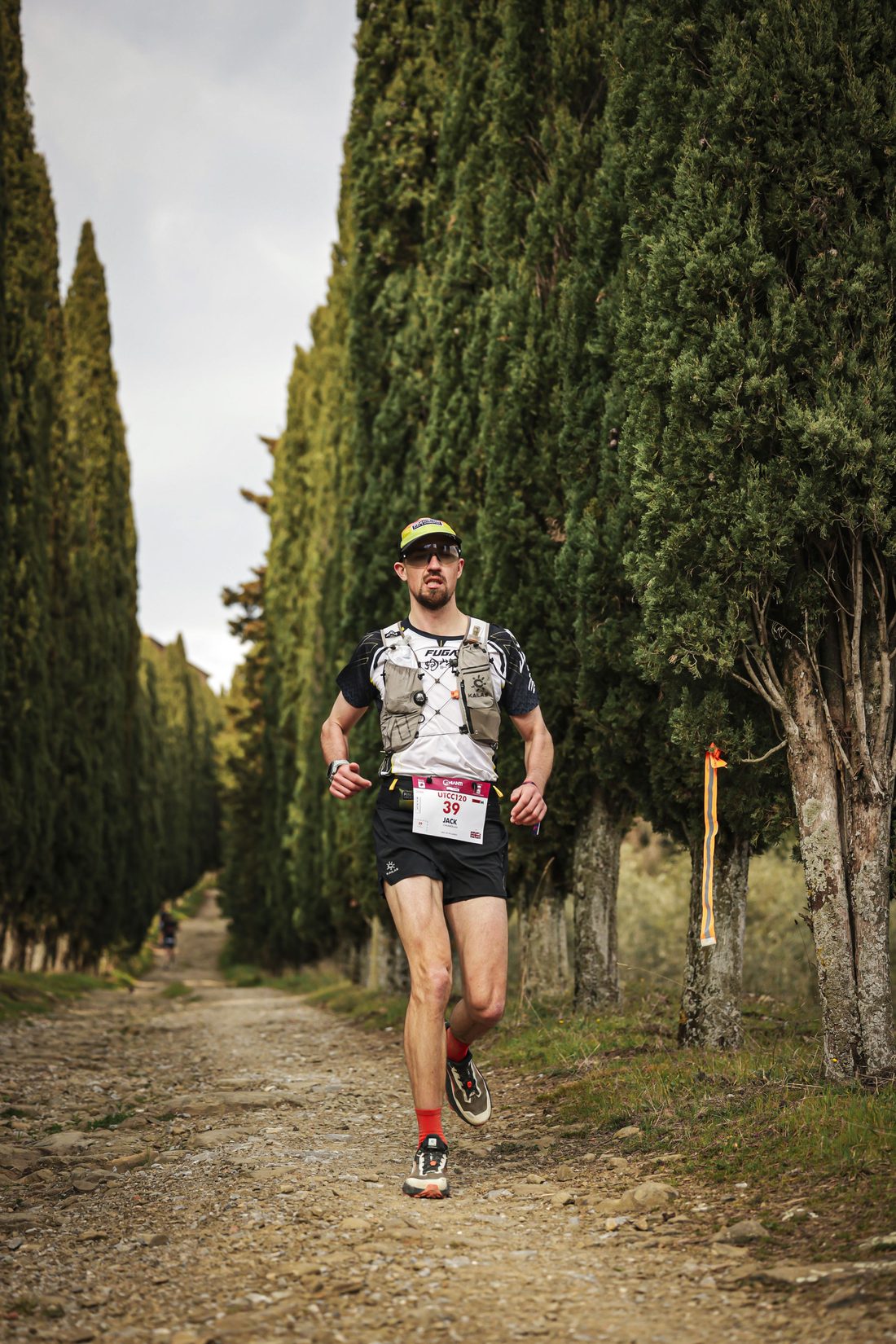 Jack Chamberlain läuft beim Chianti Ultra Trail eine Zypressenallee entlang.