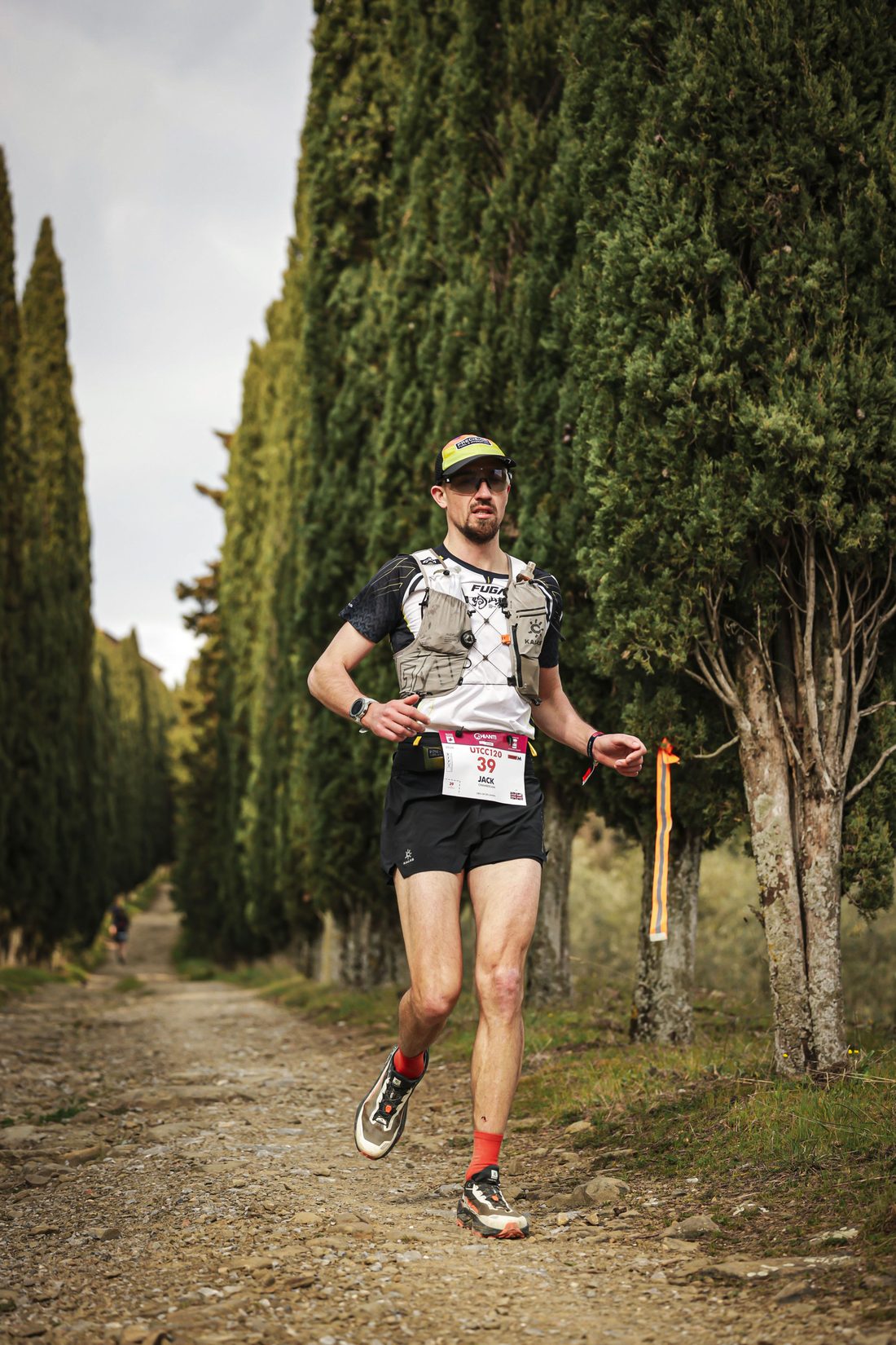 Jack Chamberlain läuft beim Chianti Ultra Trail einen von Zypressen gesäumten Weg hinauf.