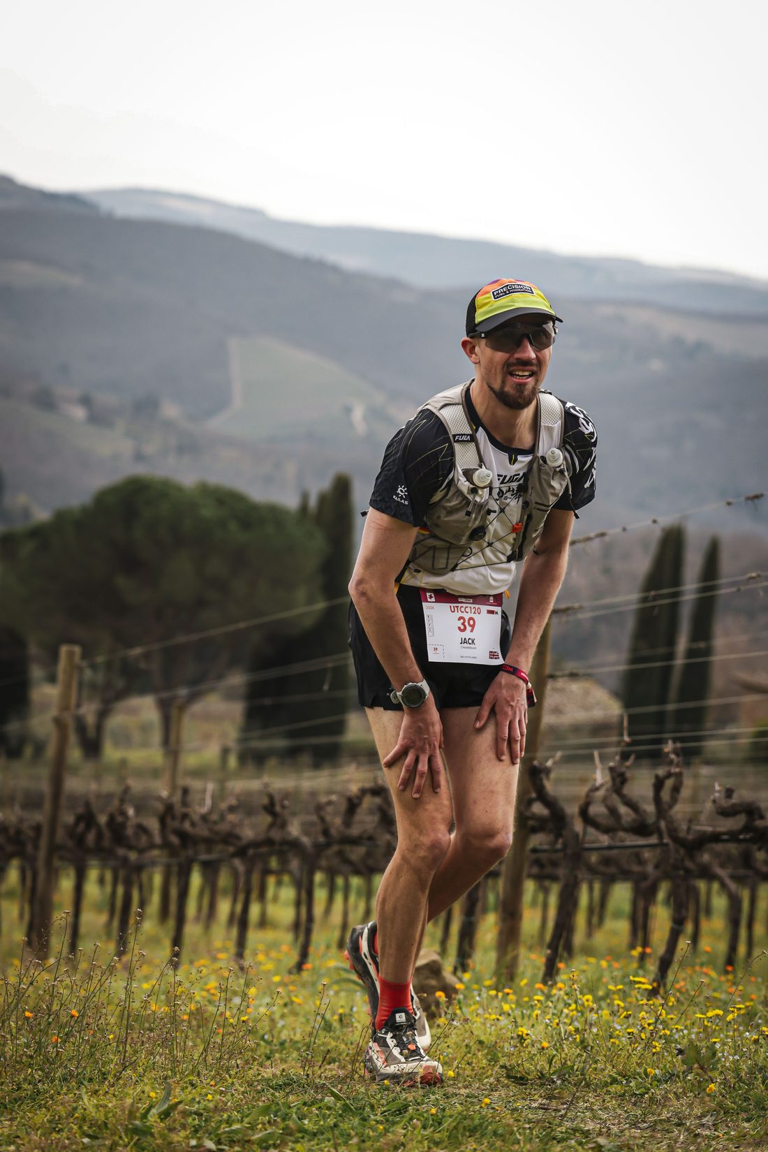 Jack Chamberlain läuft beim Chianti Ultra Trail durch einen toskanischen Weinberg.