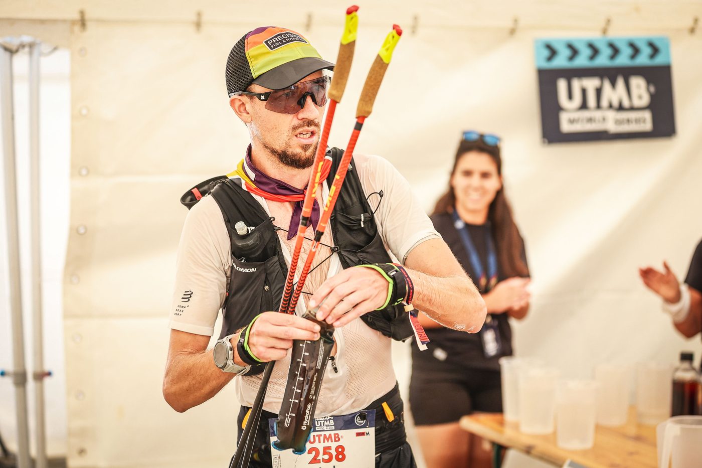 Jack Chamberlain mit seinen Stöcken an einer Labestation der UTMB Mont-Blanc.
