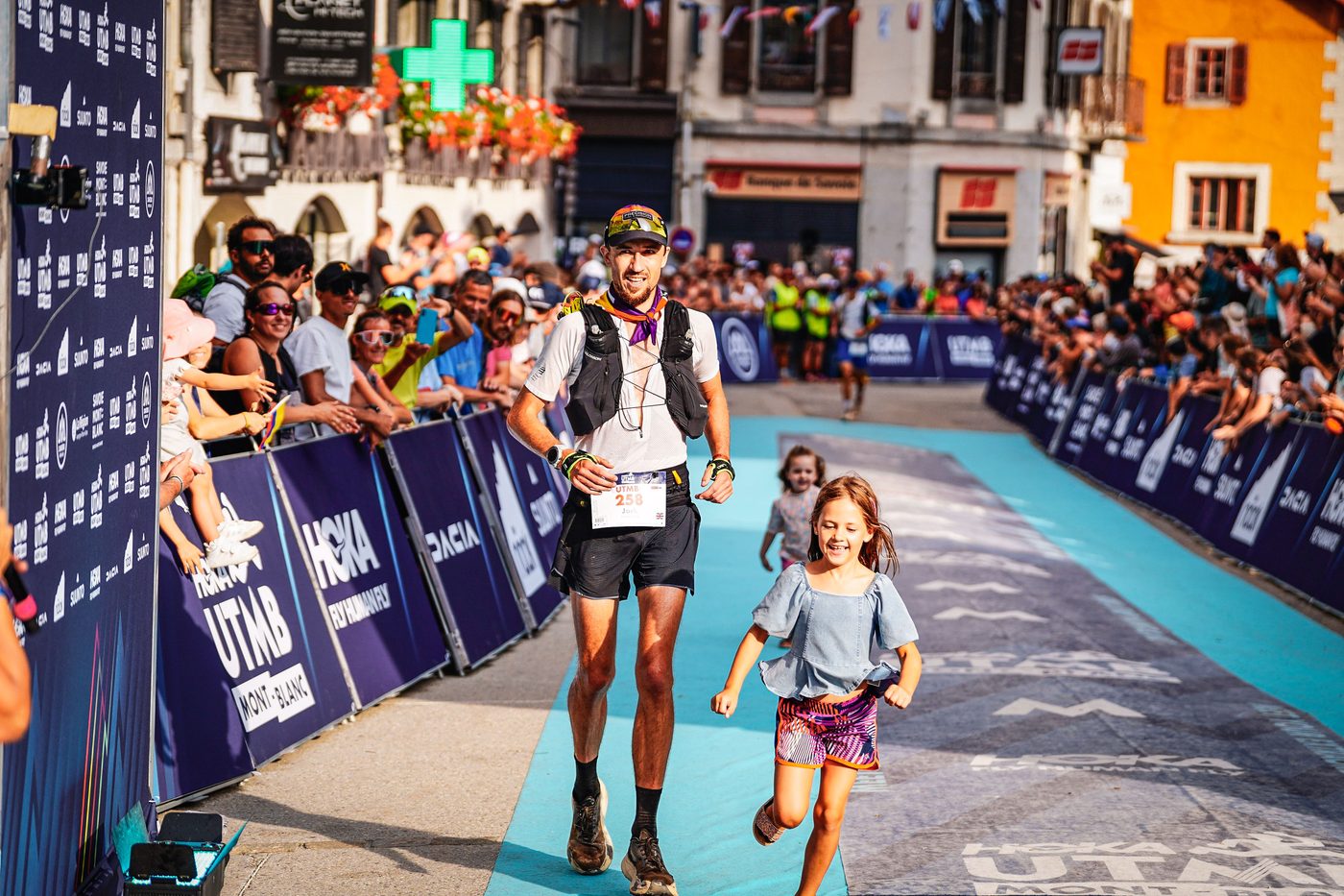 Jack Chamberlain finisht die UTMB Mont-Blanc in Chamonix Hand in Hand mit seinen beiden Töchtern.