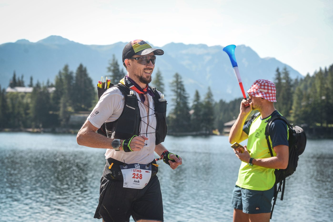 Jack Chamberlain mit seiner Tochter an einem Bergsee während der UTMB Mont-Blanc.