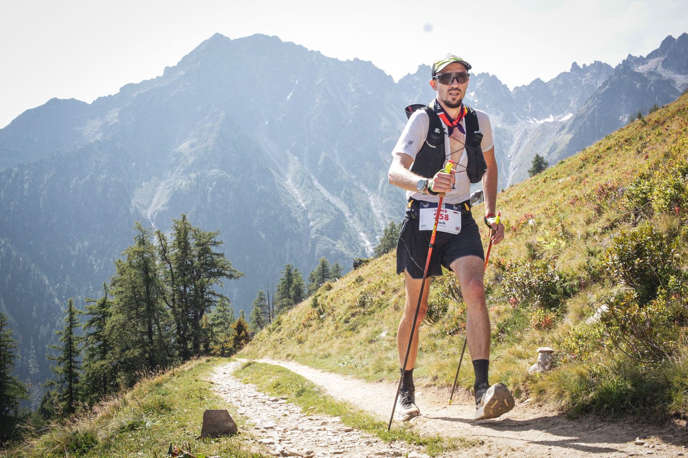 Jack Chamberlain läuft bei der UTMB Mont-Blanc einen hohen Gratweg, dahinter das Massiv.